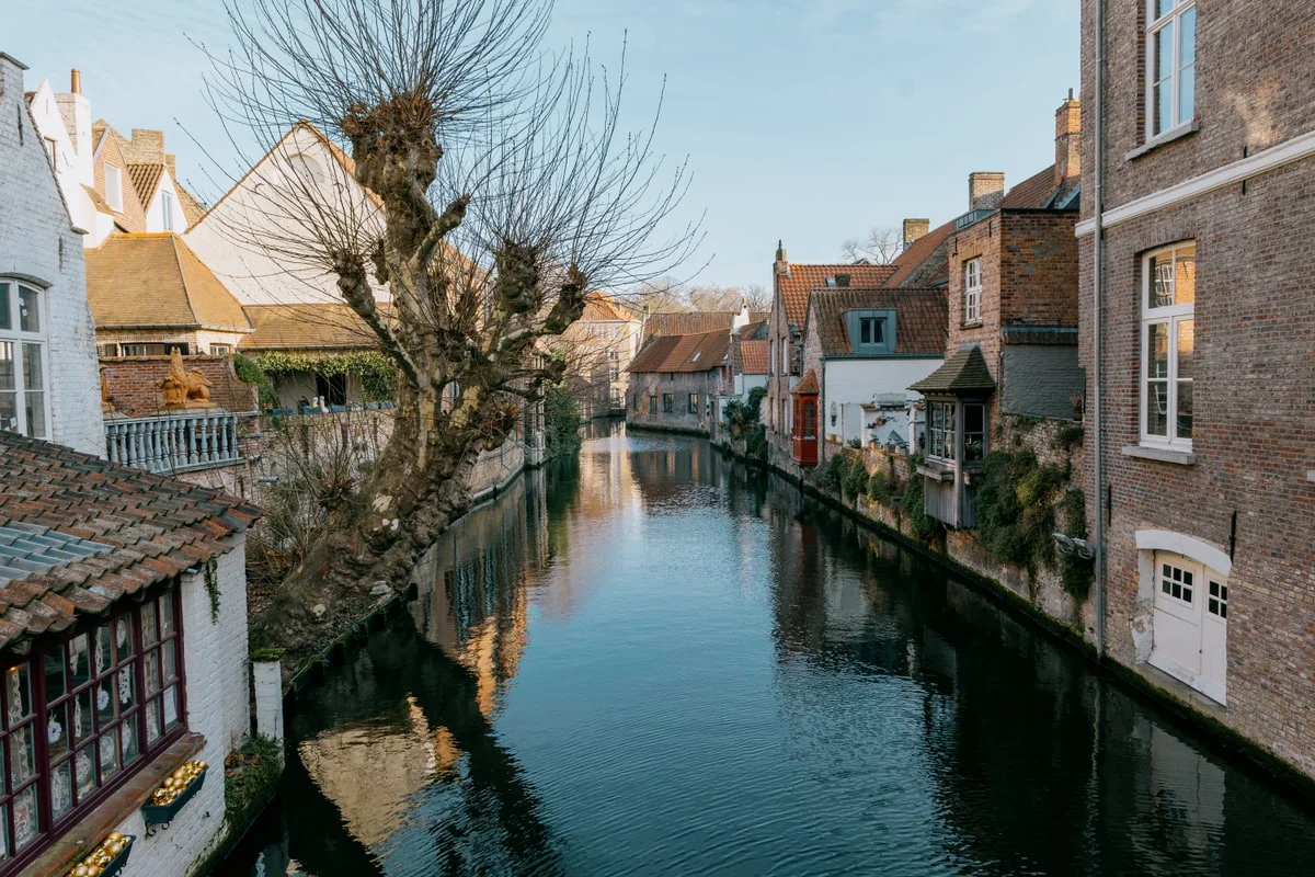 Canal de Bruges com casinhas medievais refletindo na água