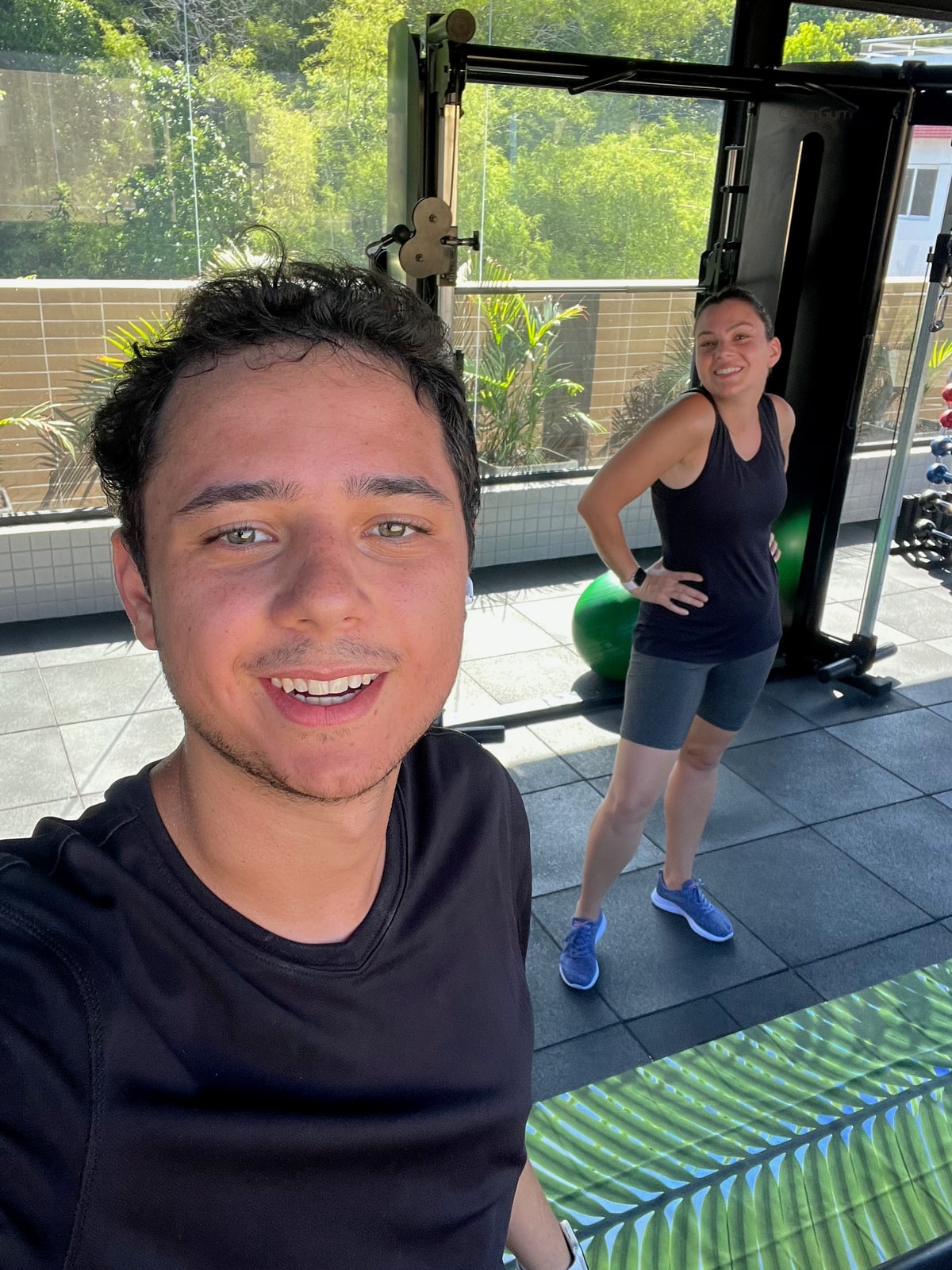 Nos mantendo ativos no nosso primeiro mês como nômades digitais. Nosso Airbnb ficava em frente à praia e com academia