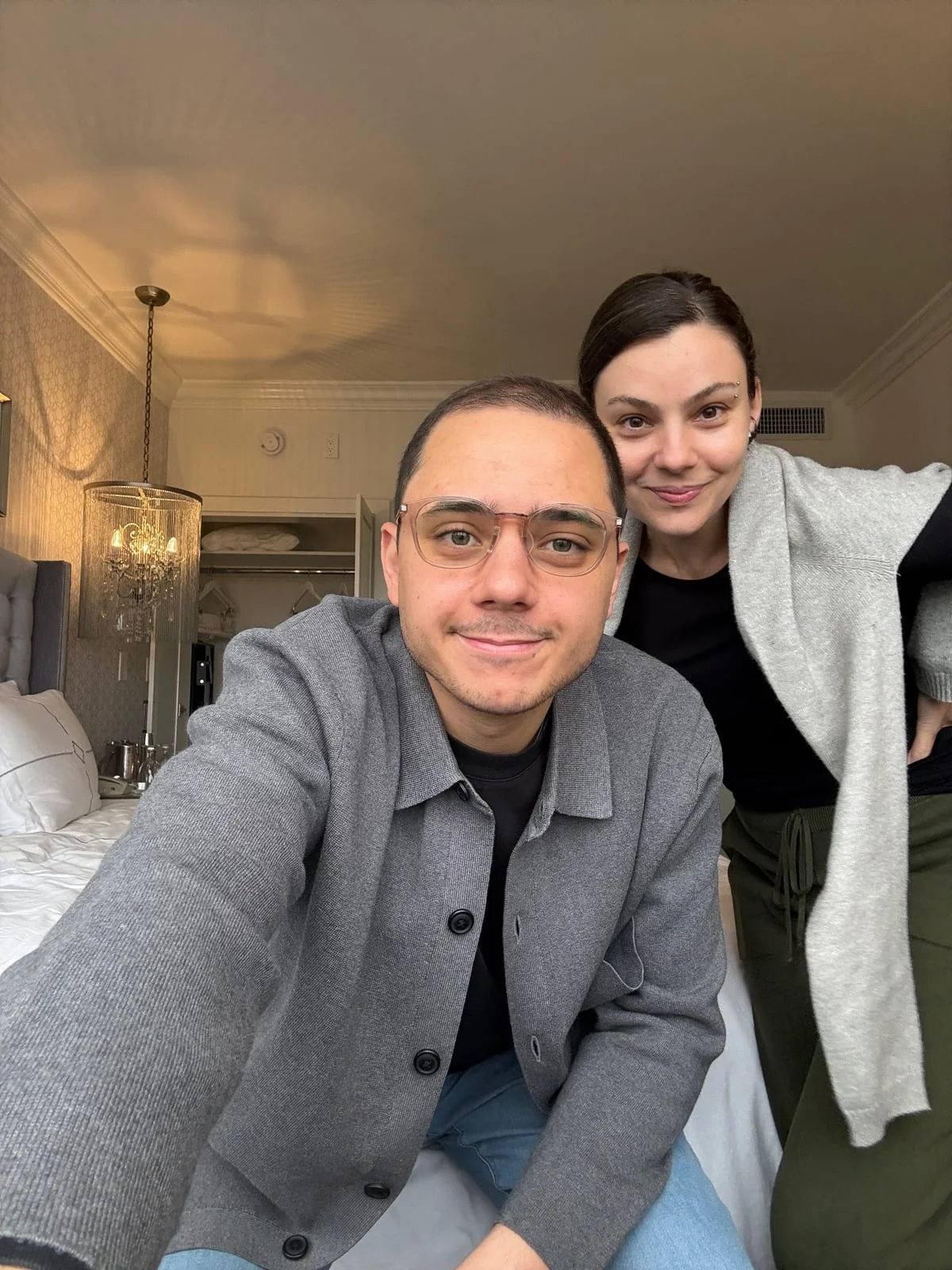 Vini e Cami em um hotel onde resgataram uma noite de recompensa