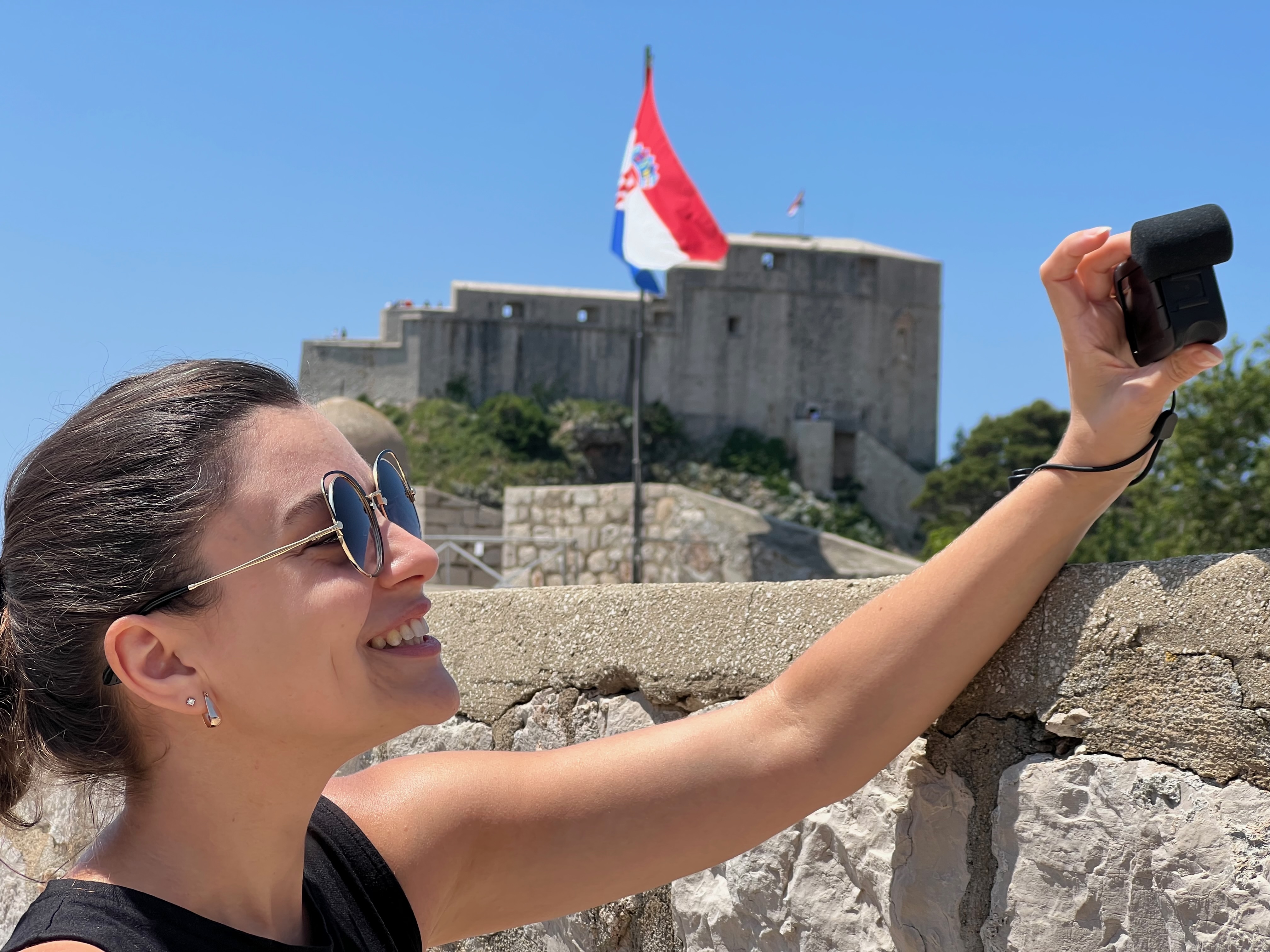 Cami gravando um vlog nas muralhas de Dubrovnik