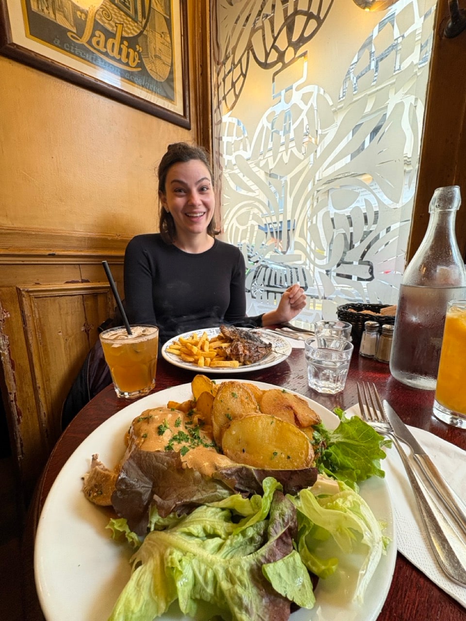 Cami num almoço daqueles em Paris. Comida farta, ambiente com cara de bistrô de verdade.