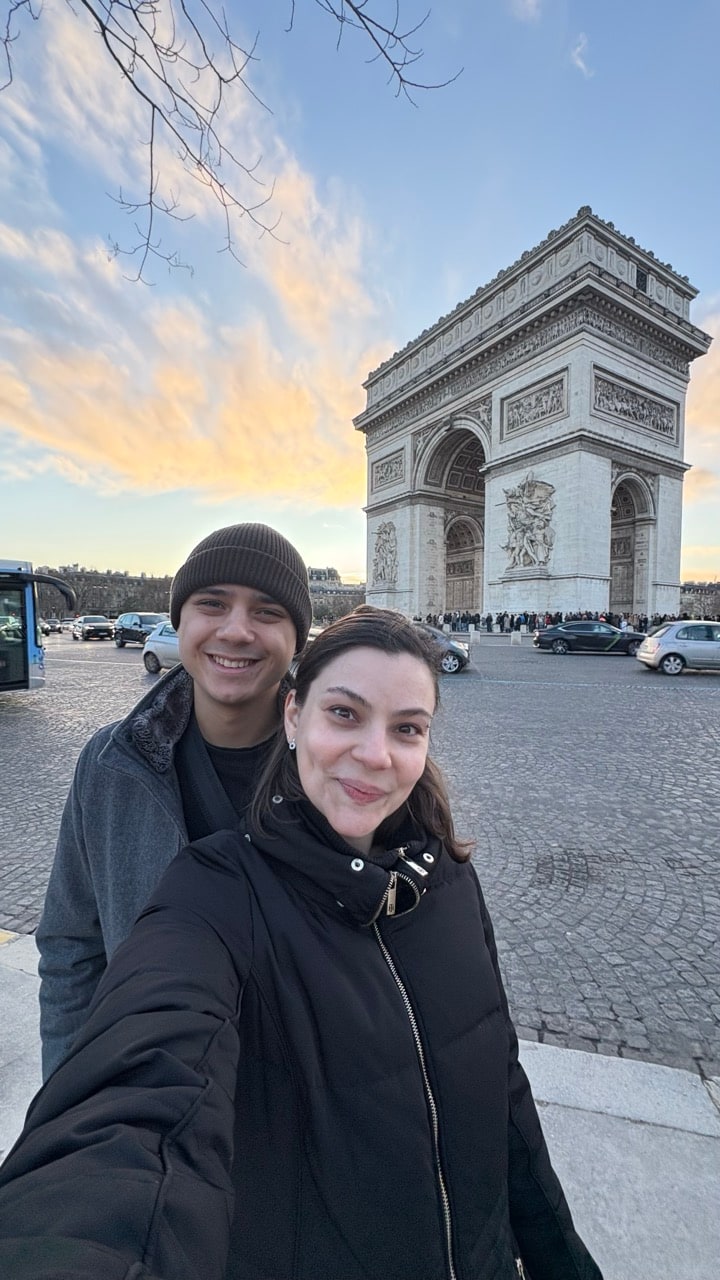 A gente no Arco do Triunfo, no finalzinho da tarde. Paris no inverno tem esse céu dourado que não dá pra acreditar.