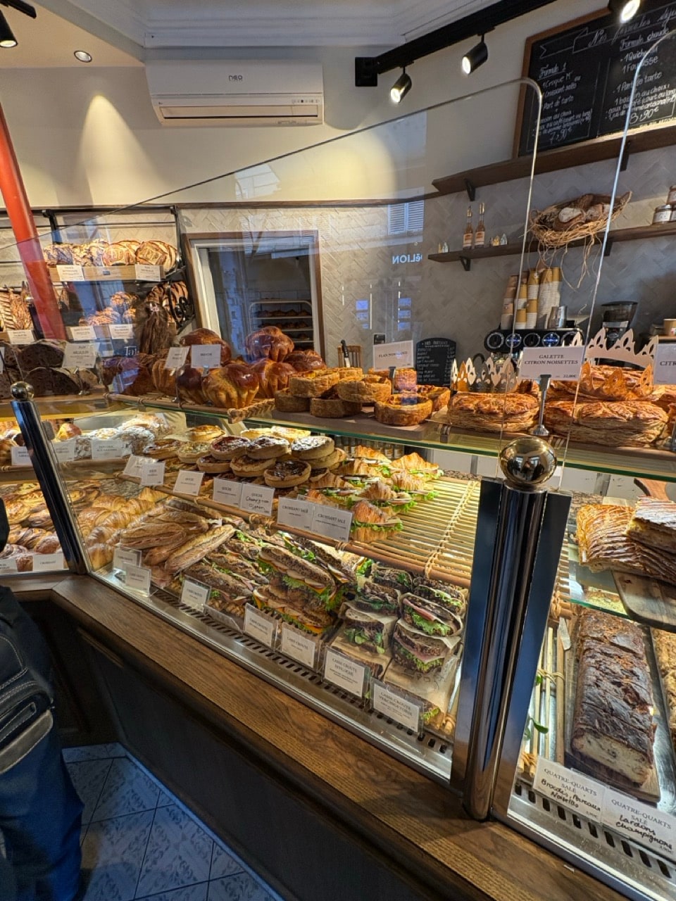 As boulangeries de Paris são outro nível. Croissant todo dia, sem culpa.