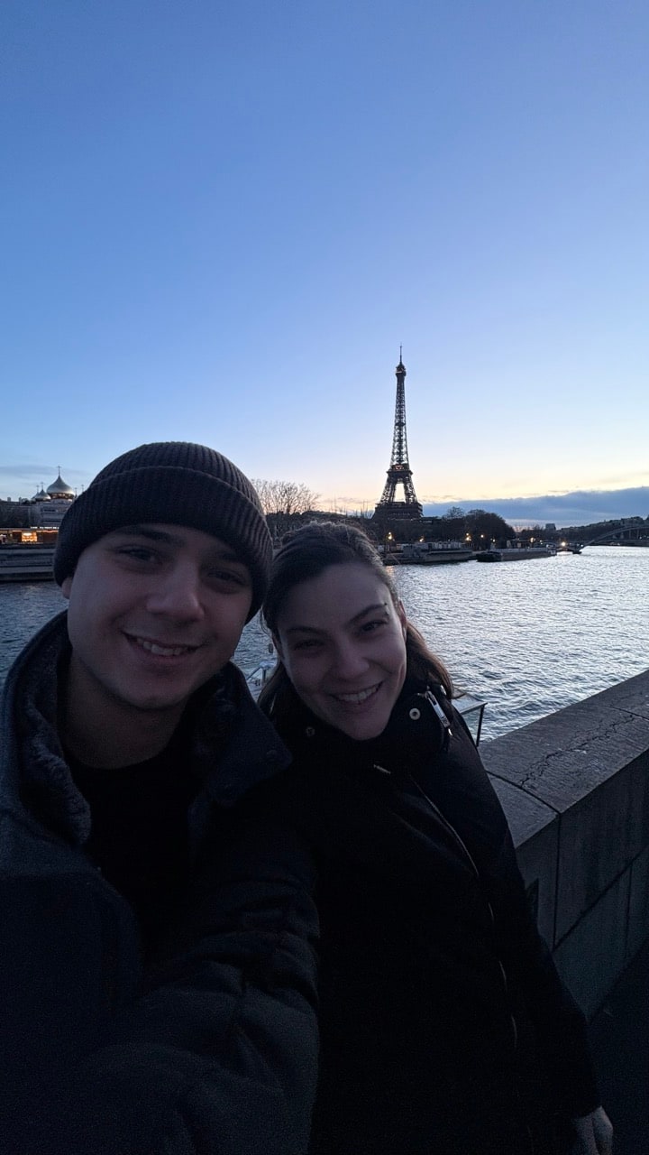 A gente na beira do Sena com a Torre Eiffel atrás. Clichê? Sim. Lindo? Demais.