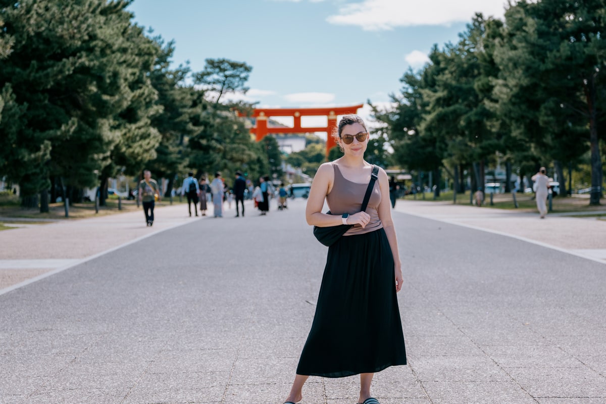 Cami em frente ao torii do Heian Jingu, em Kyoto