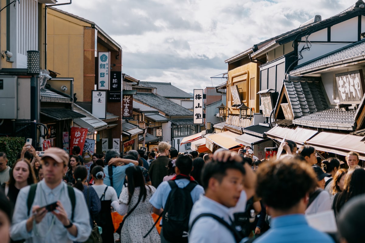 Kyoto num dia comum, multidão nas ruas tradicionais