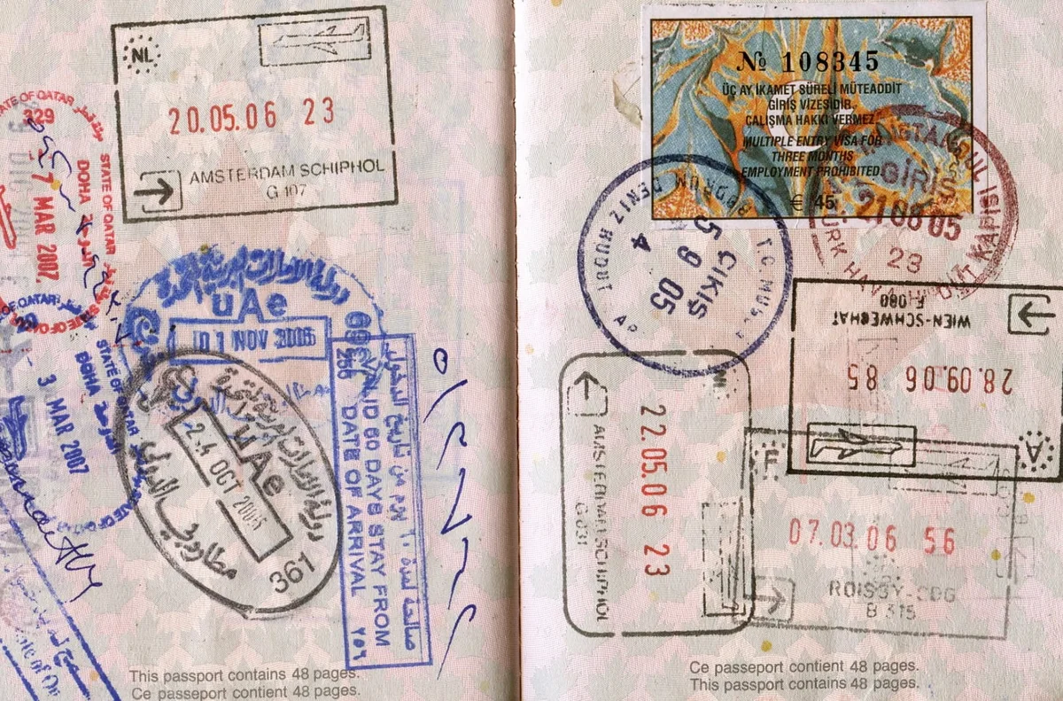 Página de passaporte com carimbos