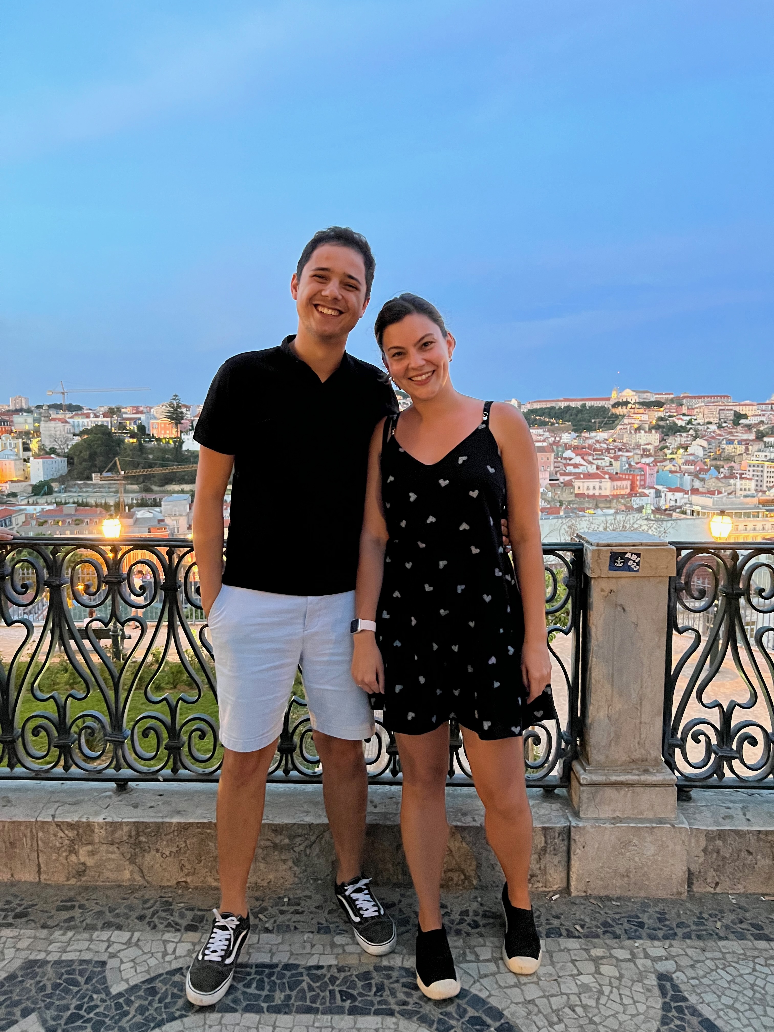 Um dos muitos miradouros (mirantes) em Lisboa. Pensa na quantidade de escadas!