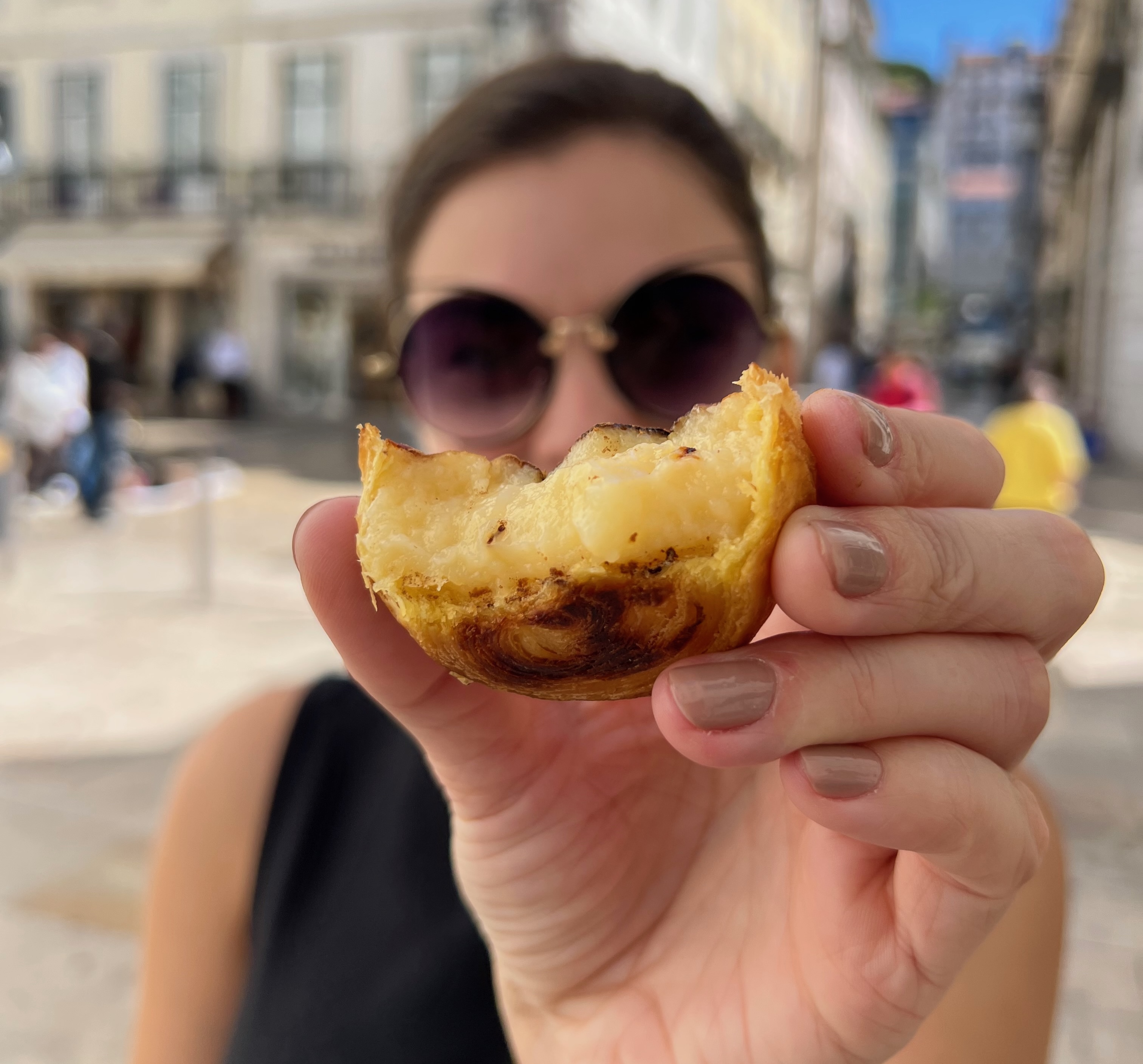Cami segurando um pastel de nata da Manteigaria em Lisboa